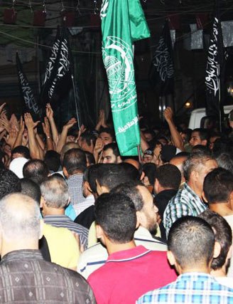 حماس تنظم وقفة تضامنية مع قطاع غزة في مدينة صيدا اللبنانية