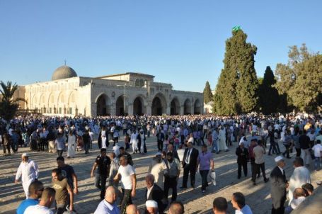 250 مصل من غزة توجهوا الى القدس للصلاة 