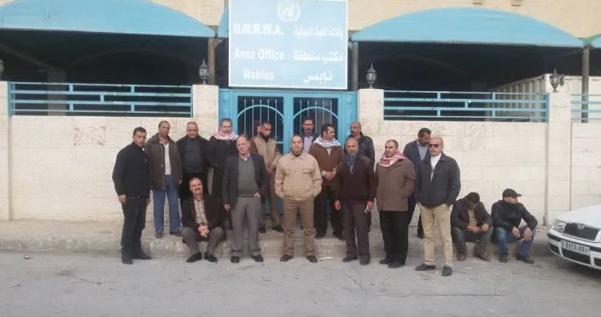 موظفون يغلقون مكتب 