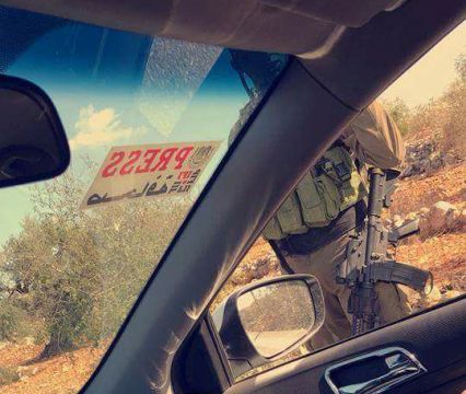احتجاز عدد من الصحفيين على مدخل قرية كفر قدوم