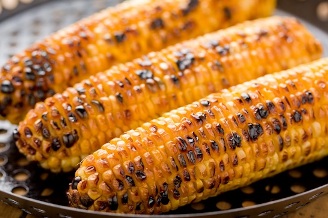 مع موسم الذرة.. مواقد الشواء تنتشر على مفترقات غزة