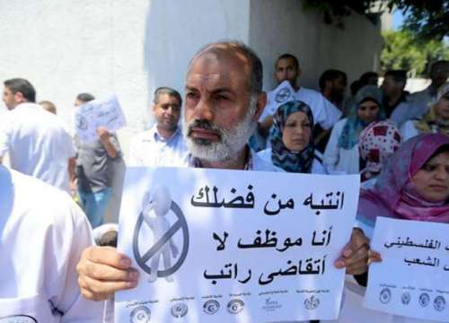 موظفون حكوميون يقتحمون مقر مجلس الوزراء في غزة