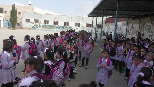 بالصور.. انطلاق العام الدراسي في الضفة والقطاع