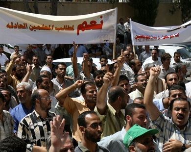 الضفة الغربية.. الحكومة تقرر صرف ربع المتأخرات للمعلمين