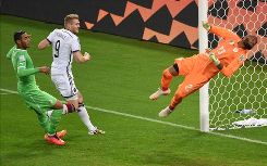 مبولحي رجل مباراة الجزائر وألمانيا باعتراف الفيفا 