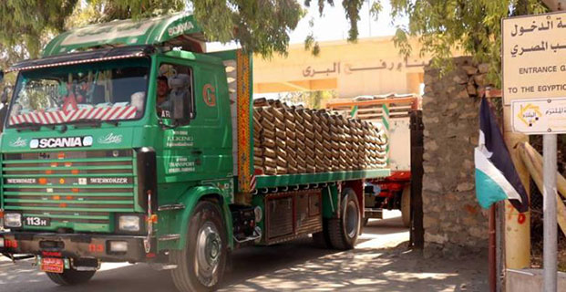 إدخال 30 شاحنة سولار من معبر رفح إلى قطاع غزة