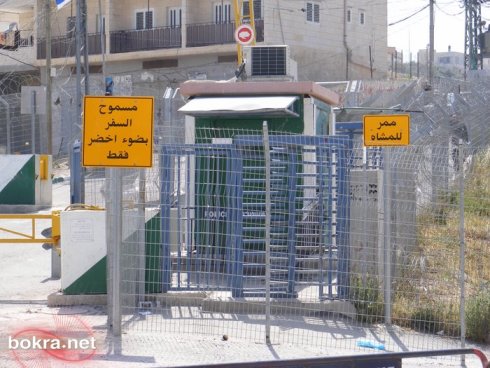بتر أصبع طفل أغلق جنود الاحتلال البوابة العسكرية عليه