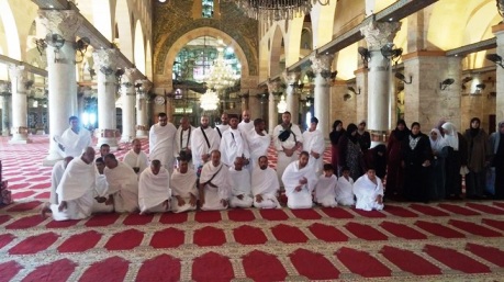 قبيل انطلاقهم للديار الحجازية.. 45 معتمرا يتجمعون في باحات الأقصى 