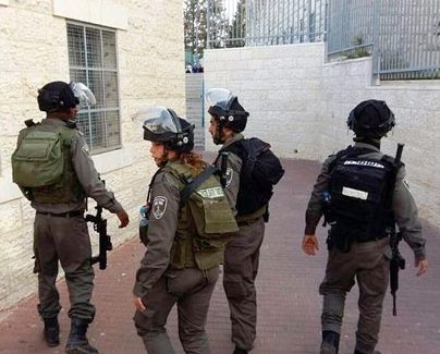 الاحتلال يبعد سيدة فلسطينية من القدس للضفة