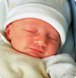 طفل رضيع يكشف حيازة والديه لمواد مخدرة... والشرطة تلقي القبض عليهما