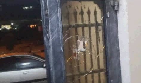 الاحتلال يخطر بوقف العمل بمنشآت شرق بلدة يطا