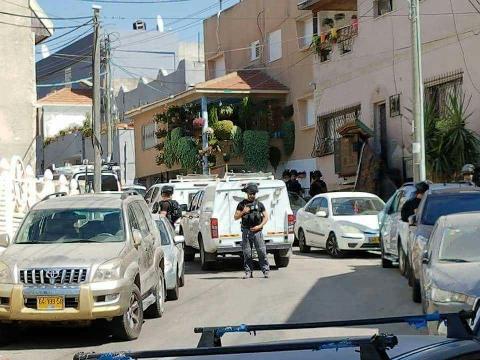 (محدث) أم الفحم.. قوات الاحتلال تخلي بيوت العزاء بشهداء عملية الأقصى