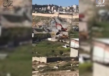 جرافات الاحتلال تهدم عدة منازل واسوارا استنادية بذريعة عدم الترخيص - نورا المشهراوي - 4 - 4 - 2017