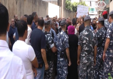 نازحوا نهر البارد يعتصمون أمام الأونروا في طرابلس رفضا لسياسة تقليص خدماتها الإغاثية - 30 - 9 - 2015 - مريم الحاج موسى