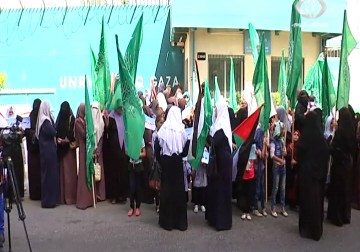 اللاجئات الفلسطينيات ينظمن اعتصام احتجاجيا أمام مقر الأونروا  - 16 - 8 - 2015 - فاتن الصالح
