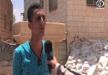 المواطن عارف جابر ينقل مواد البناء بطرق بدائية بسبب حواجز الاحتلال في الخليل - فداء نصر - 12 - 8 - 2016