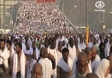 حجاج بيت الله الحرام يرمون جمرة العقبة في مشعر منى  - 24 – 9 – 2015 – زينب هاشم