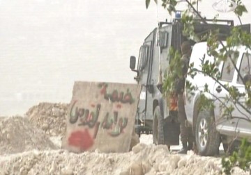 جيش الاحتلال يهدم قرية بوابة القدس مجددا وينشر جنوده لمنع إعادة بنائها – 18 – 2 – 2018 – جهاد بركات