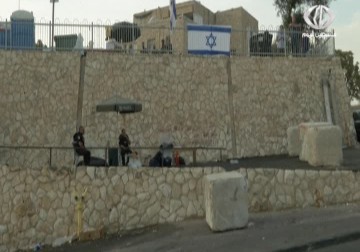 الاحتلال يصادق على خطة لعزل حي العيسوية بالقدس بكتل الاسمنت والأسلاك الشائكة  - 19 - 10 - 2015 - زينب هاشم