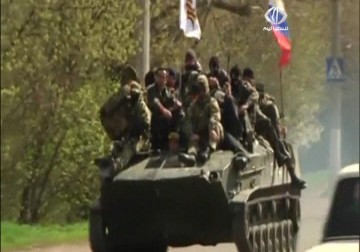 مدرعات وناقلات جند ترفع العلم الروسي في سلافيانسك وكراماتورسك شرق اوكرانيا – 16 – 4 – 2014 – زينب السباعي