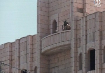 جرافات الاحتلال وقواته بأعداد كبيرة تقتحم مخيم الفوار جنوب الخليل منذ الصباح - زياد أبو غزالة - 16 - 8- 2016