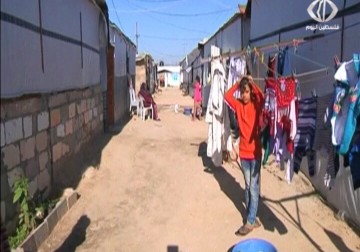 سكان الكرفانات في بلدة خزاعة يتخوفون من غرق كرفاناتهم بمياه الامطار - 16 - 11 - 2015 - نورا المشهراوي