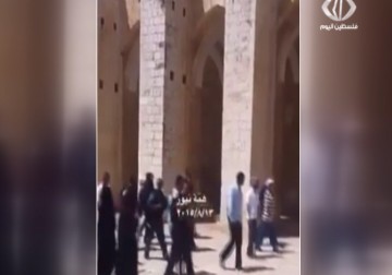 المرابطون يتصدون إلى نحو 30 مستوطنا اقتحموا ساحات المسجد الأقصى المبارك - 13 - 8 - 2015 - هادي خزعل