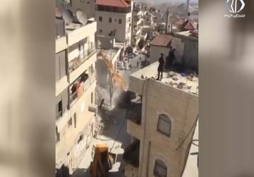 الاحتلال يهدم بناية سكنية ومحالاً تجارية في قرية العيسوية بعد حصارها - زينب هاشم - 8 - 11 - 2016