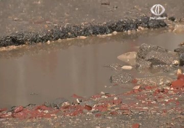 سكان الشجاعية يعانون من الحفر والمطبات التي تملأ شوارع الحي - 8 - 4 - 2015 - رمزي البيروتي