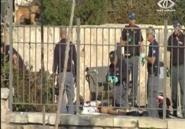 قوات الاحتلال تغلق مفرق صرة غرب نابلس بعد اعتقال طالبة جامعية بذريعة حيازتها سكينا   - 9 - 3 - 2016 - زياد أبو غزالة