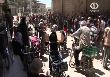 الهيئة الخيرية لإغاثة الشعب الفلسطيني توزع مساعدات غذائية على أهالي مخيم اليرموك في يلدا - 5 - 5 - 2015 - رنا البجيرمي