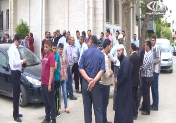 عشرات المعلمون يعتصمون احتحاجا على اطلاق النار على سيارة مسؤول حراك المعلمين  بقلقيلية -  10 - 4 - 2016