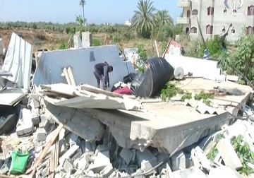 سلطة الأراضي تهدم منزلين بحي الأمريكية في العطاطرة..والأهالي يحتجون - إسراء الصفدي - 4 - 4 - 2017