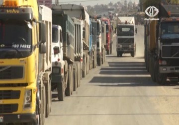 سائقو الشاحنات يعلقون العمل بمعبر كرم أبو سالم رفضا لتدني أسعار النقل  - 15 – 3 – 2015 - علاء سلامة