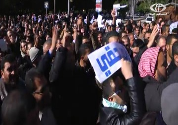 نقابة الموظفين تنهي اعتصاماً في مجلس الوزراء إثر وعود بتسوية الأزمة  - 13 - 1 - 2015 - محمد المدهون