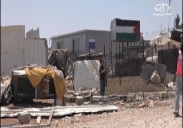 قوات الاحتلال تسلم قبل أيام إخطارين بالهدم لأهالي خربة أم الخير - فداء نصر -  3 - 8 - 2016