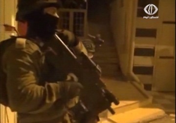 قوات الاحتلال  تعتقل شبان مقدسيين خلال اقتحامها 4 منازل - 3 - 5 - 2015 - أحمد البديري