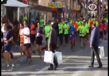 أطفال يتصدون للماراثون الدولي الخامس الذي نـظمته سلطات الاحتلال في القدس – 13 – 3 – 2015 – هادي خزعل