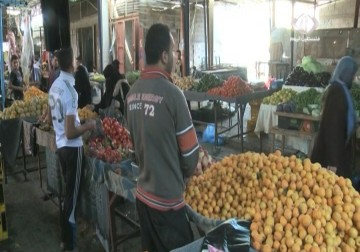 تراكم ديون الموظفين في قطاع غزة  يهدد الباعة بفقدان مصدر دخلهم – 5 – 6 – 2015 - علاء سلامة