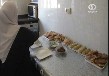 الفلسطينية عريب مقبول تحول مطبخ بيتها الى مطعم  صغير لمشاركة زوجها تكاليف المعيشة - 8 - 7 - 2015 - نورا المشهراوي