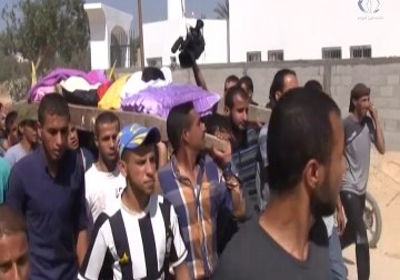 المئات يشيعون الشهيد الطفل عبد الله أبو مضيف في بلدة القرارة شرق خانيونس  - باسل الطناني - 13 - 10 - 2016