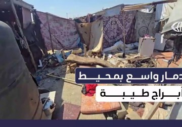 دمار واسع بمحيط أبراج طيبة بعد استهداف خيام نازحين بمسيرة انتحارية في مواصي خانيونس