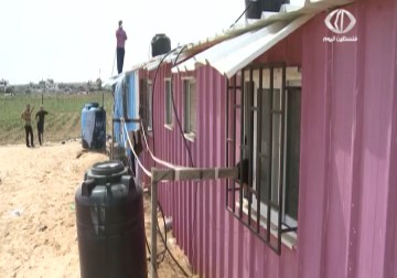 حرارة الطقس تحول الكرفانات في خانيونس الى صفيح ساخن وتزيد معاناة سكانها - 26 - 5 - 2015 - مثنى النجار