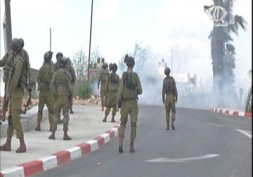 اصابة 15 مواطنا بالاختناق خلال مواجهات مع الاحتلال في قرية حوارة في نابلس – 30 – 3 – 2015 – زينب ضاهر