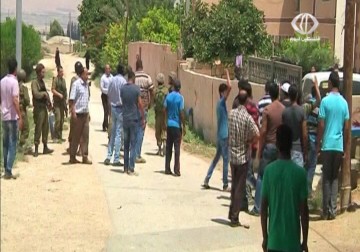 أهالي قرية العوجا قضاء أريحا بالضفة الغربية يشيعون جثمان الشهيد حماد رومانين – 26 – 6 – 2015 – محمد المدهون