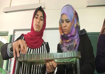 طالبتان تُنتجان الخيوط البلاستيكية من مخلفات البيئة - رمزي البيروتي - 28 - 5 - 2016