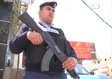 الأجهزة الأمنية الفلسطينية تنتشر بزيها العسكري في القرى والبلدات المحيطة بالمدينة – 13 – 4 – 2015 - أحمد البديري