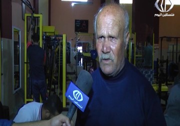الحاج عبد الرحمن.. سبعيني يمارس رياضة كمال الأجسام ‏- رمزي أبو جزر - 2 - 12 - 2016