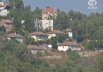 سلطات الاحتلال تسمح بشق طرقات على أراض فلسطينية لربط المستوطنات في الضفة الغربية - 18 - 11 - 2015 - ‏زينب هاشم