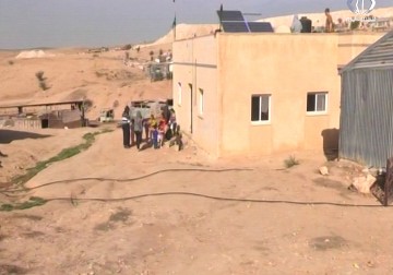 أهالي القرية أم حيران يتجمعون داخل بيتوهم المهددة بالهدم لحمايتها - أحمد جرادات - 22 - 11 - 2016